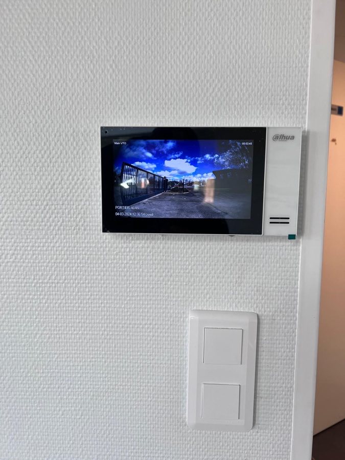 Visiophone Security Vision affichant un visiteur à la platine de rue